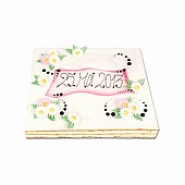 Cremeschnitte mit Dekorschild und Blumen